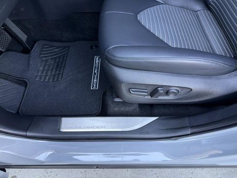 Used 2025 Toyota Highlander XSE image 11