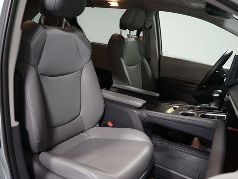 Certified 2021 Toyota Sienna XLE image 28