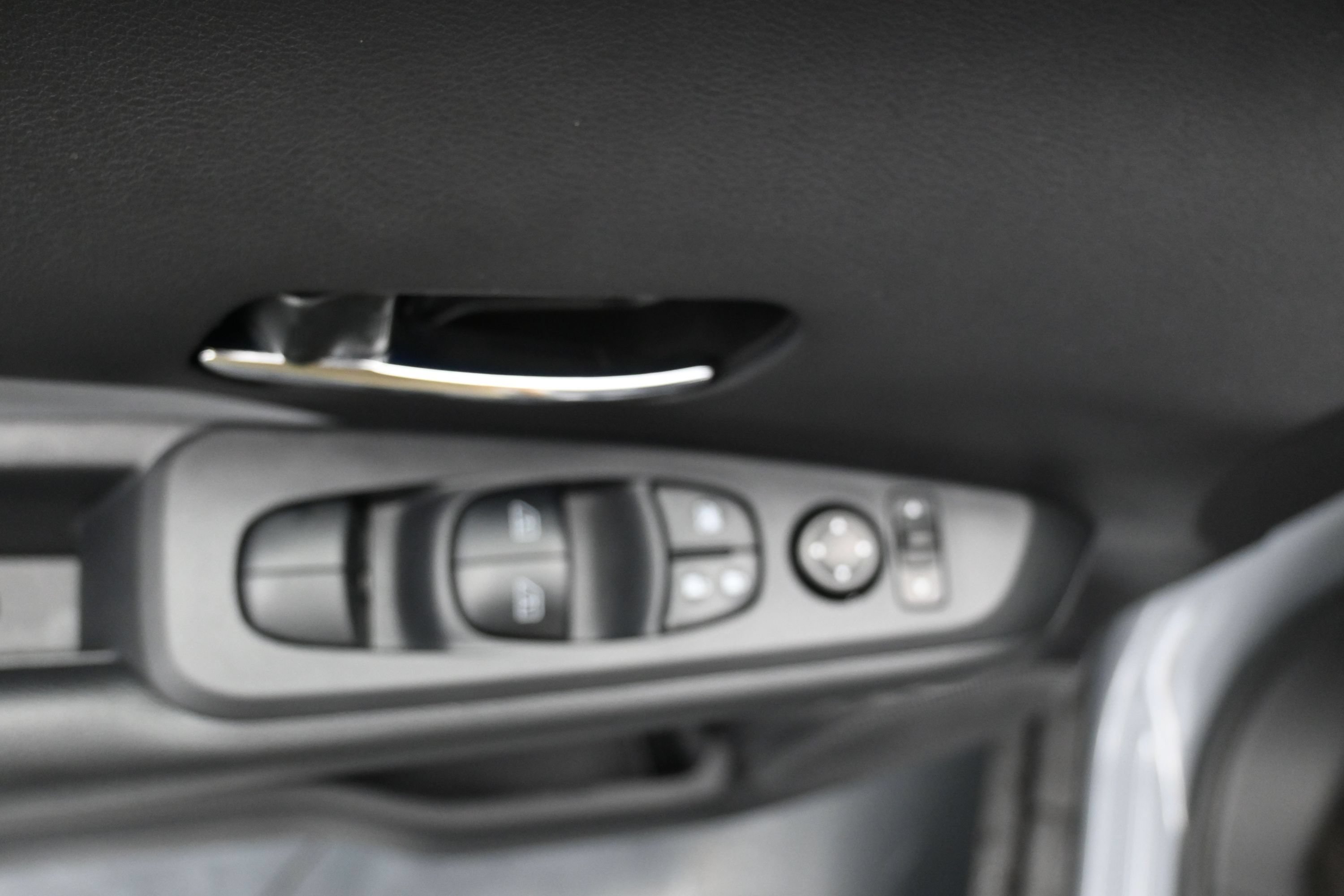 Used 2024 Nissan Kicks SR w/ SR Premium Package FWD image 14