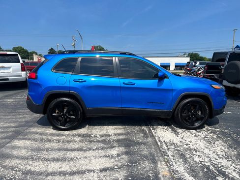 Used 2018 Jeep Cherokee Latitude w/ Altitude Package image 2