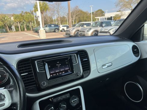 Used 2018 Volkswagen Beetle S image 30