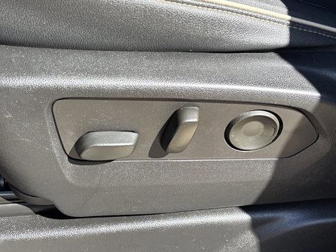 Used 2022 GMC Yukon SLT w/ SLT Premium Package image 26