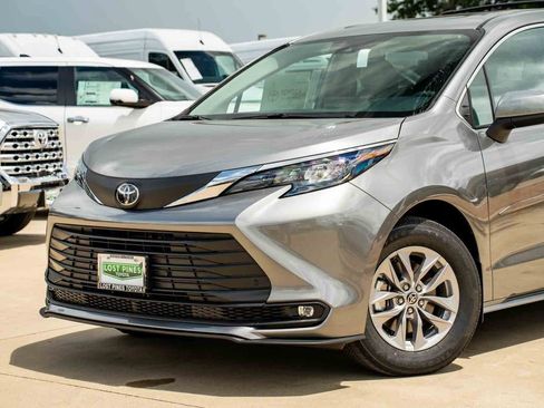 New 2026 Toyota Sienna XLE FWD image 6