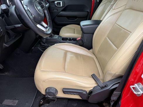 Used 2018 Jeep Wrangler Unlimited Sahara image 9