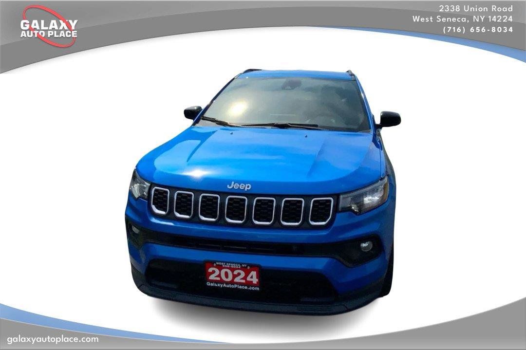Used 2024 Jeep Compass Latitude AWD/4WD image 2