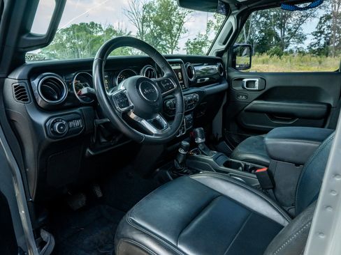 Used 2022 Jeep Wrangler Unlimited Sahara AWD/4WD image 11