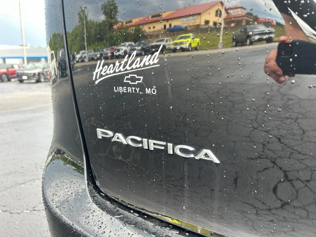 Used 2025 Chrysler Pacifica Select FWD image 12