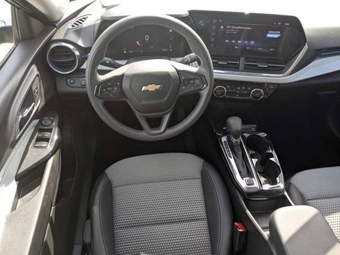 Used 2025 Chevrolet Trax LT FWD image 16