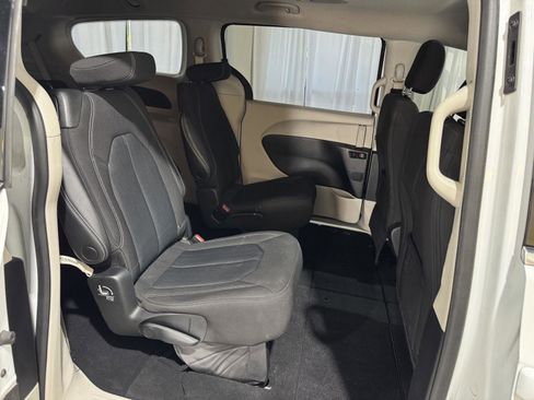 Used 2022 Chrysler Voyager LX FWD image 22