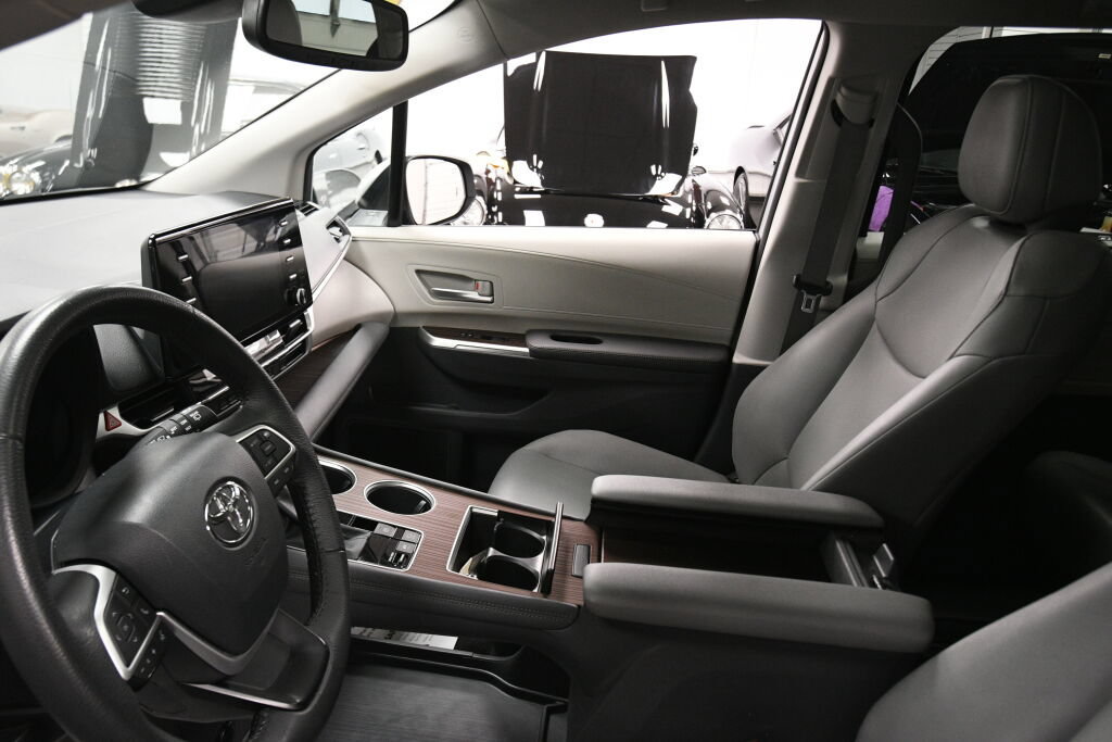Certified 2024 Toyota Sienna XLE FWD image 20