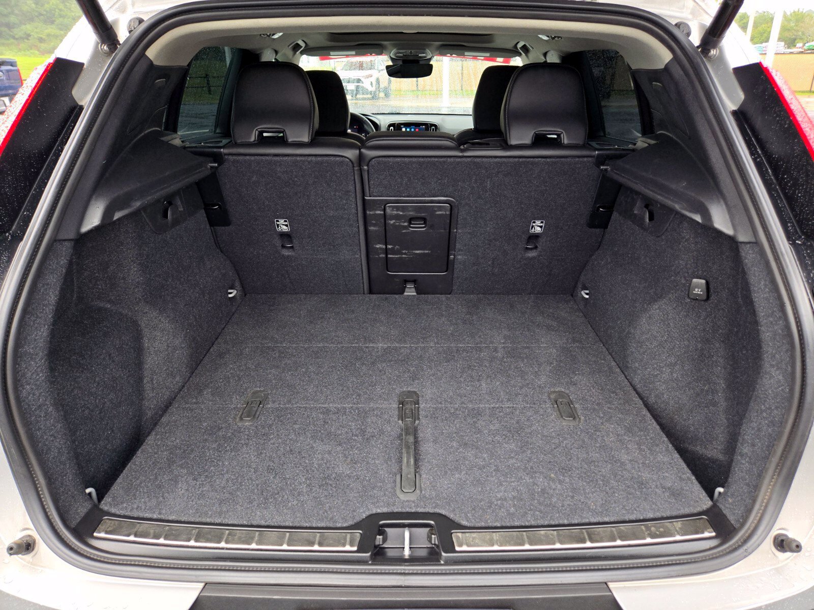 Used 2024 Volvo XC40 B5 Plus AWD/4WD image 17