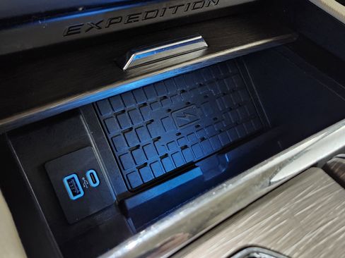 Used 2024 Ford Expedition Limited image 11