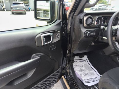 Used 2018 Jeep Wrangler Unlimited Sport S AWD/4WD image 13
