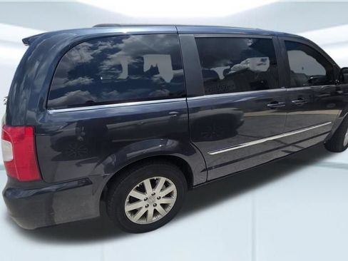 Used 2014 Chrysler Town & Country Touring FWD image 8