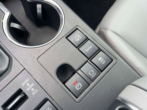 Used 2024 Toyota Highlander XLE image 11