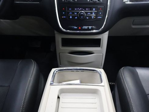 Used 2016 Chrysler Town & Country Touring-L image 20