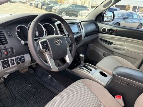 Used 2014 Toyota Tacoma PreRunner w/ SR5 Package image 8
