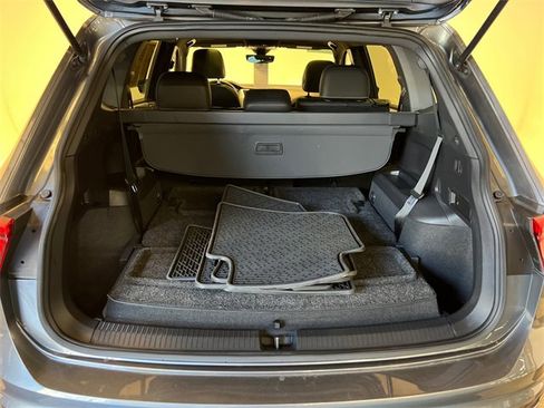 Certified 2023 Volkswagen Tiguan SE R-Line image 5