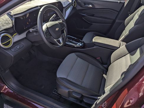 Used 2024 Chevrolet Trax LT w/ Driver Confidence Package image 8