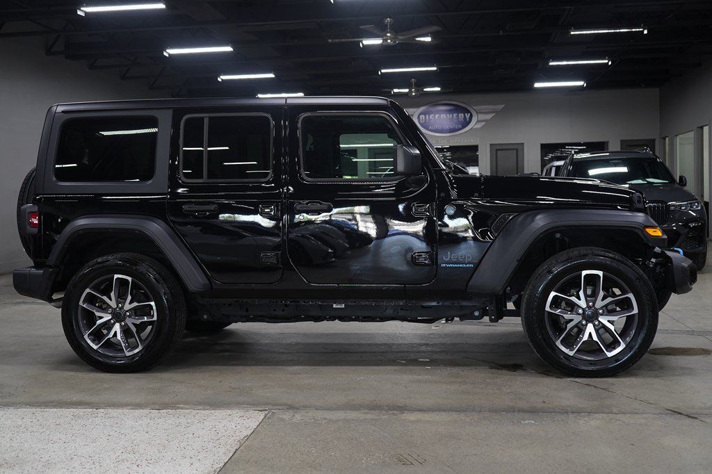 Used 2024 Jeep Wrangler Unlimited w/ Convenience Group AWD/4WD image 6