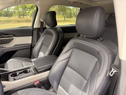 Used 2025 Lincoln Nautilus Reserve image 14