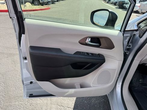 Used 2022 Chrysler Voyager LX image 22