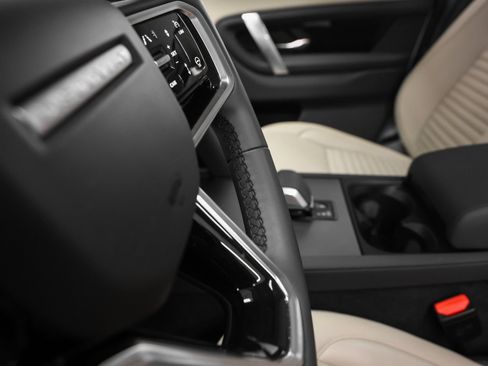 Used 2024 Land Rover Discovery Sport S image 34