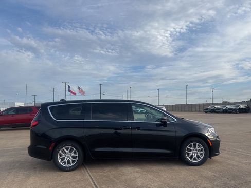 Used 2023 Chrysler Pacifica Touring-L FWD image 16
