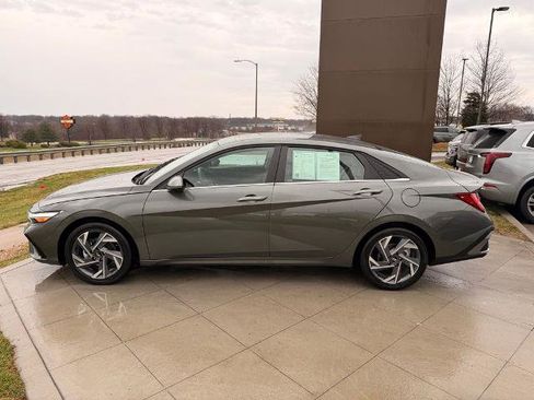 Used 2025 Hyundai Elantra Limited image 3