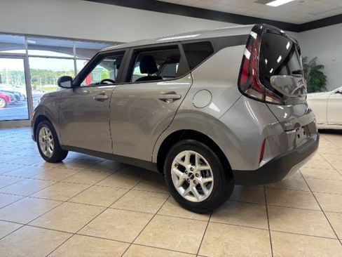Used 2025 Kia Soul LX w/ LX Technology Package FWD image 6