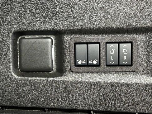 Used 2024 GMC Yukon AT4 w/ Technology Package AWD/4WD image 16