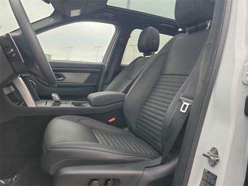 Used 2025 Land Rover Discovery Sport Dynamic SE image 23