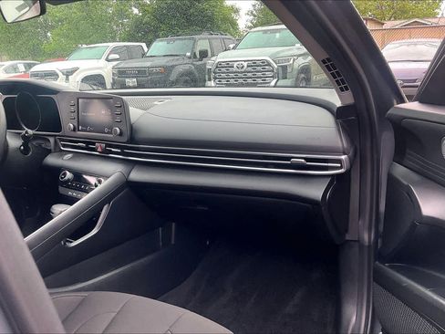 Used 2023 Hyundai Elantra SEL FWD image 18
