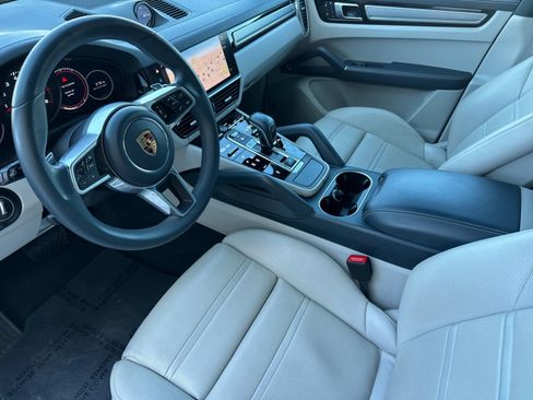 Used 2023 Porsche Cayenne Platinum Edition image 4