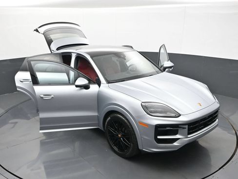 Certified 2025 Porsche Cayenne Coupe AWD/4WD image 33