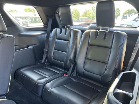 Used 2018 Ford Explorer XLT w/ Equipment Group 202A AWD/4WD image 11