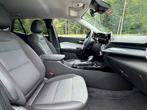 Used 2024 Chevrolet Trax LT FWD image 23