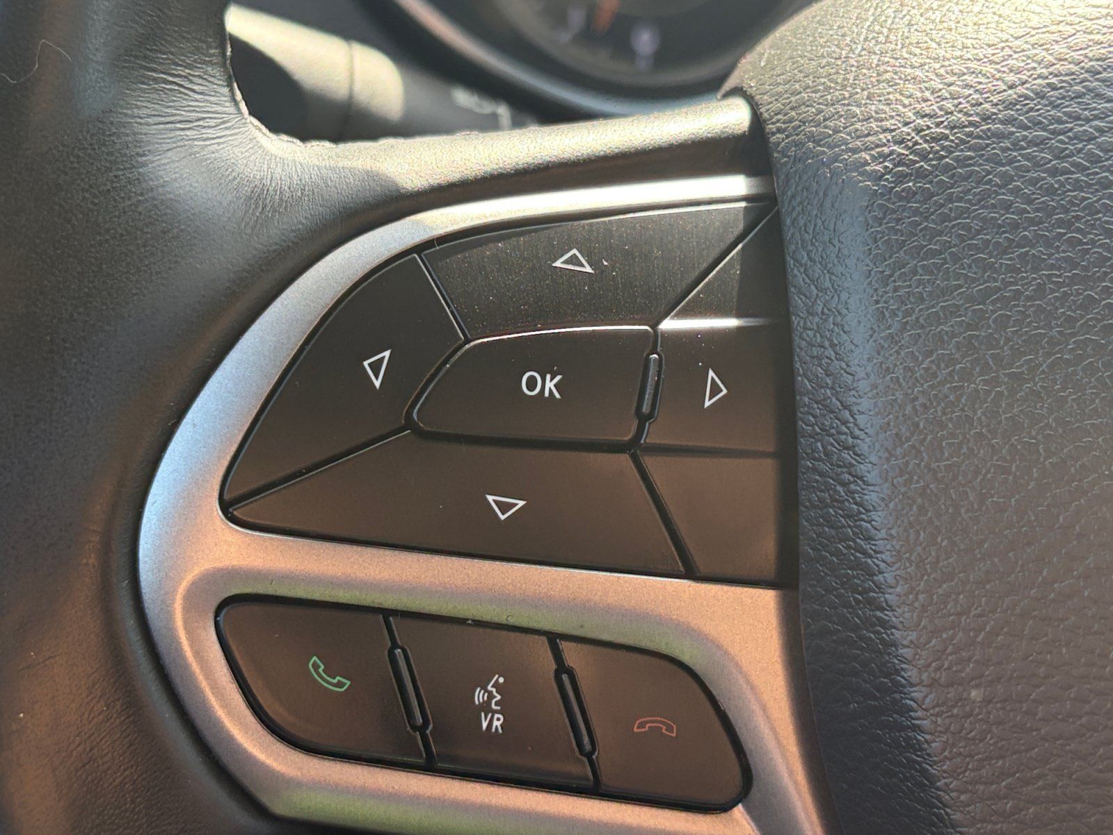 Used 2019 Jeep Cherokee Latitude Plus w/ Cold Weather Group AWD/4WD image 20