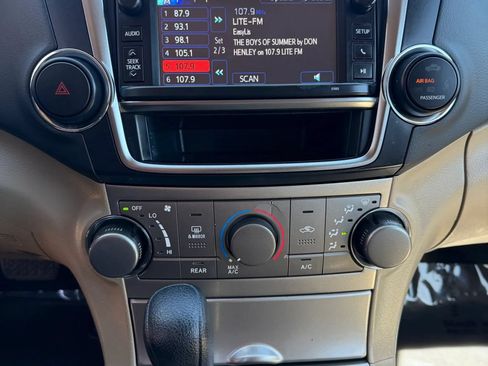 Used 2013 Toyota Highlander Plus AWD/4WD image 25