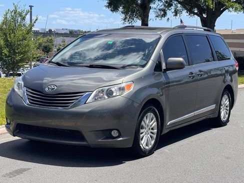Used 2014 Toyota Sienna XLE image 2