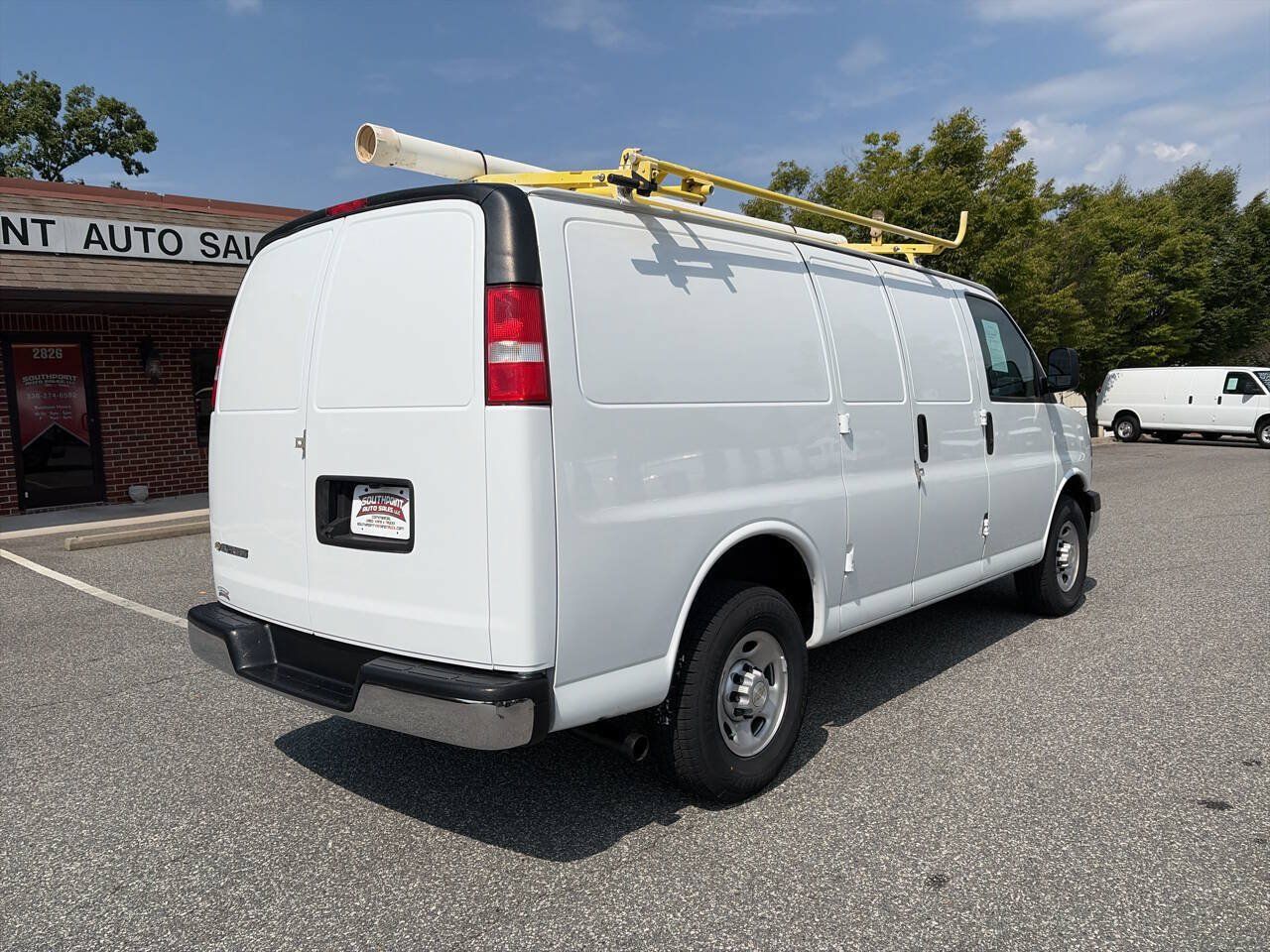 Used 2022 Chevrolet Express 2500 w/ Driver Convenience Package RWD image 9