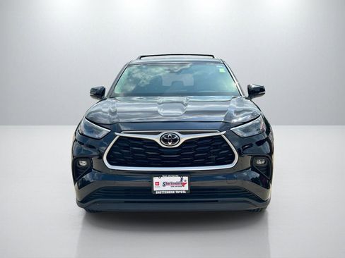 Used 2023 Toyota Highlander LE AWD/4WD image 2
