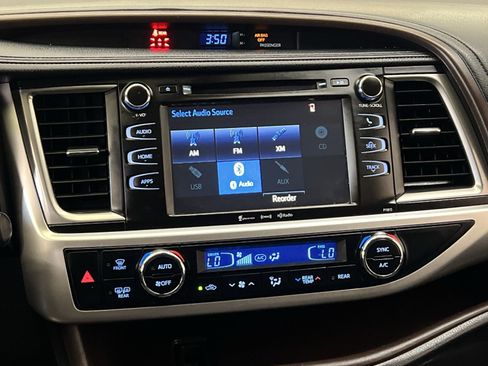 Used 2019 Toyota Highlander Plus AWD/4WD image 17