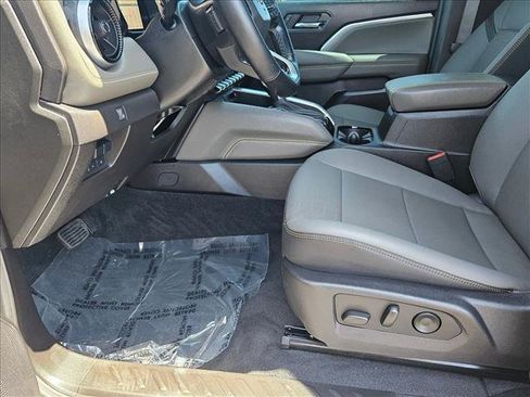 Used 2025 Chevrolet Colorado ZR2 w/ Technology Package AWD/4WD image 15