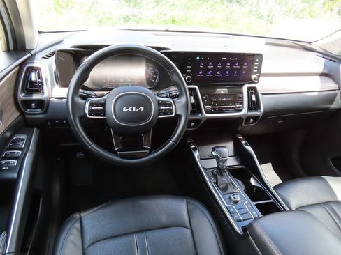 Certified 2022 Kia Sorento S w/ Panoramic Sunroof Package AWD/4WD image 5