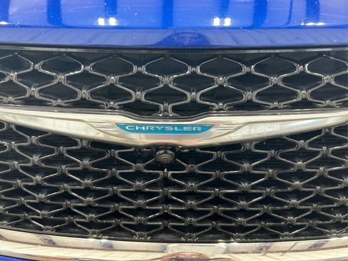 Used 2021 Chrysler Pacifica Limited w/ Uconnect Theater Family Group FWD image 24