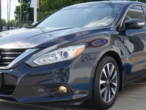 Used 2017 Nissan Altima 2.5 SV w/ Convenience Package image 4
