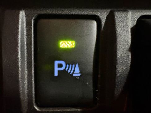 Certified 2018 Toyota Tacoma TRD Sport image 15