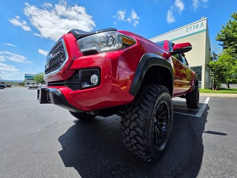 Used 2018 Toyota Tacoma TRD Off-Road w/ Technology Package AWD/4WD image 10