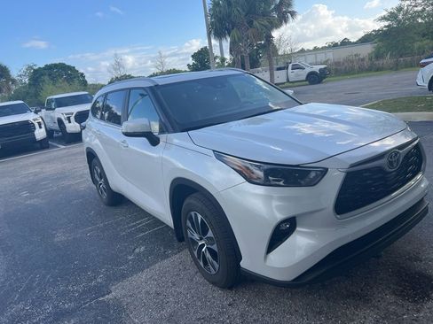 Used 2025 Toyota Highlander XLE image 2